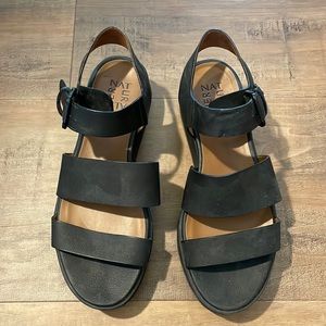 Super comfy cushioned strap sandals in black